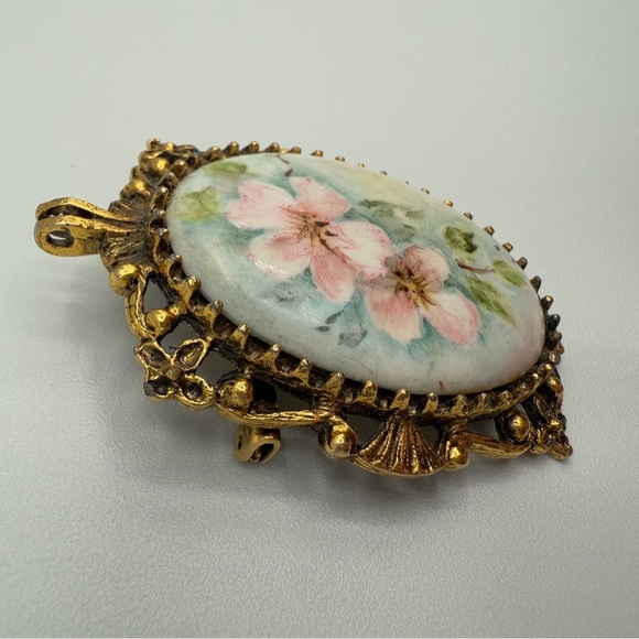 Handpainted Floral Victorian Style Gold tone Vintage Ceramic Pendant / Brooch - Picture 4 of 14